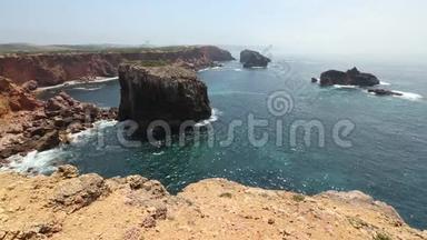 大西洋岩石海岸，阿尔加夫，葡萄牙。
